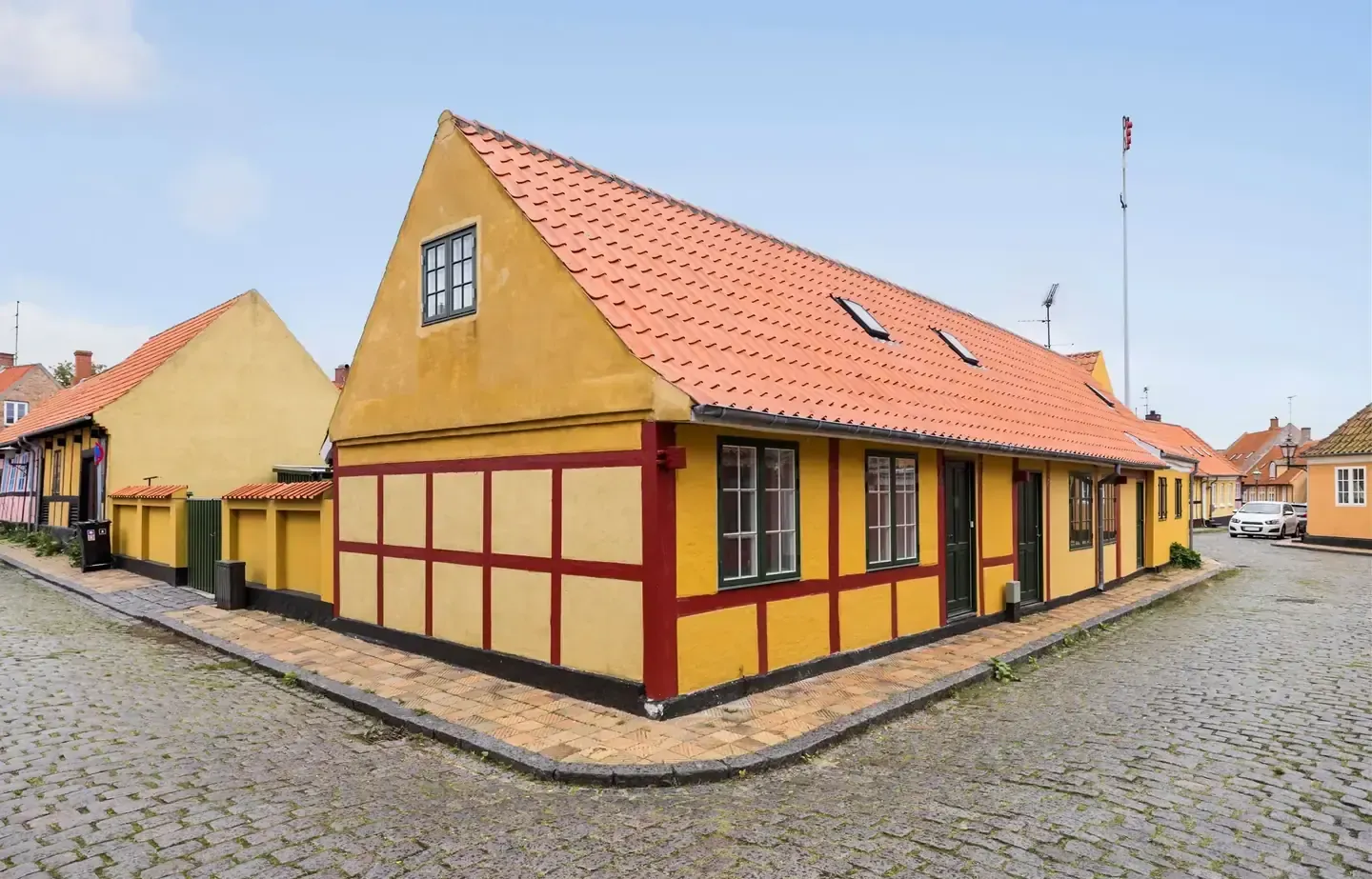 Flot renoveret andelsbolig i Rønnes gamle bydel, med lav ydelse.