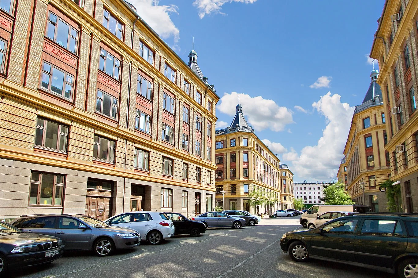 Moderniseret lejlighed med stor altan mod grøn gård.