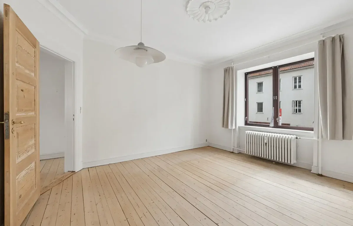2-værelses andelsbolig med lav boligydelse og mulighed for leje af garage/carport