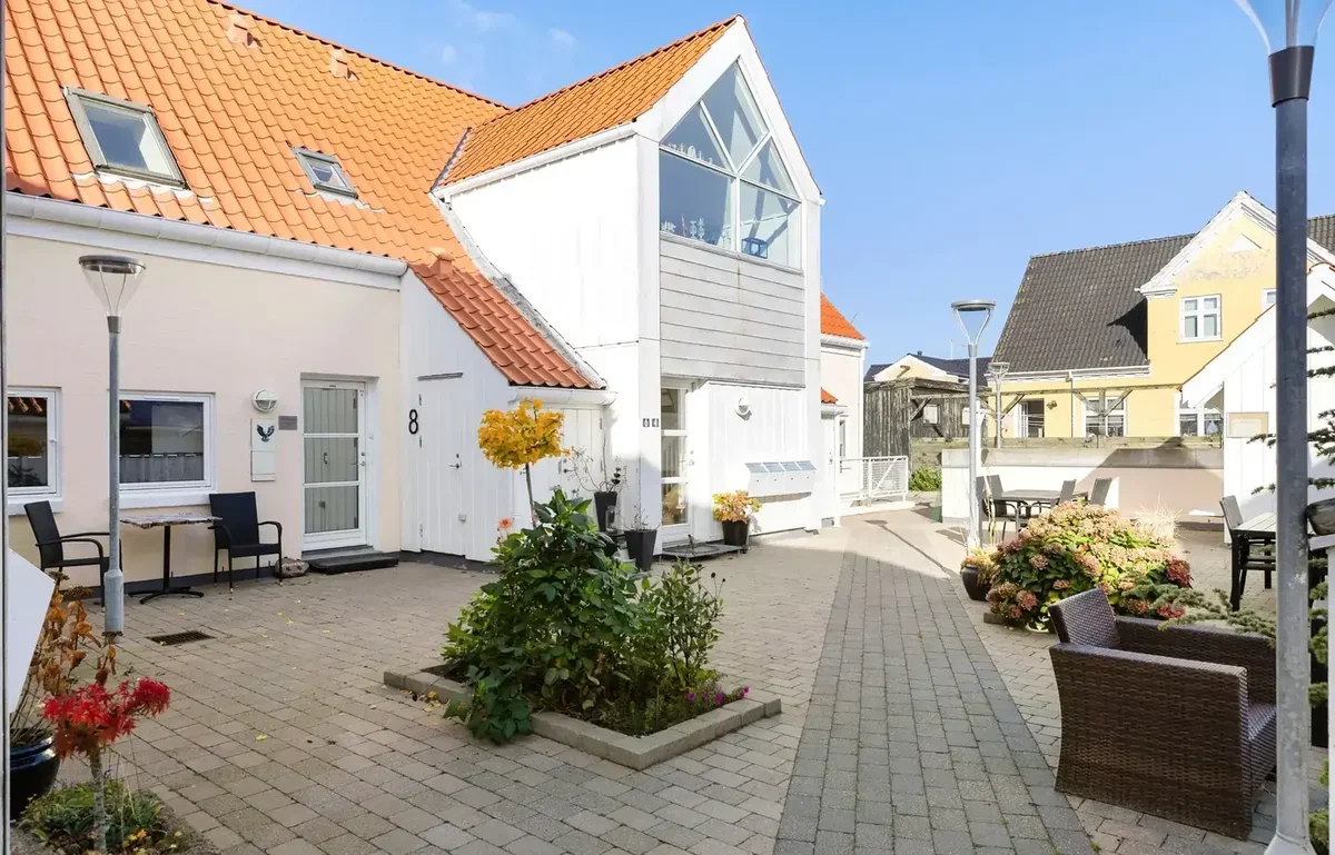 Indflytningsklar andelsbolig midt i Hals – moderne komfort og hyggeligt gårdmiljø