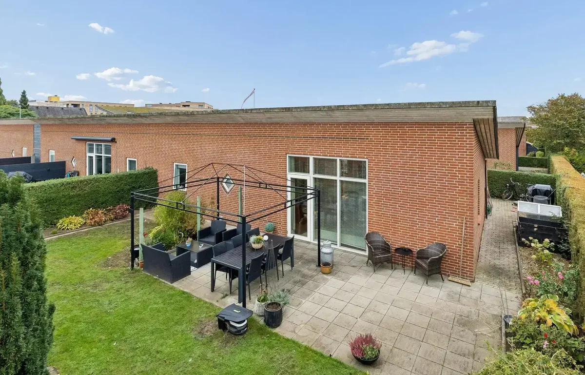 SKØN ETPLANS ANDELSBOLIG MED GOD INDRETNING OG DEJLIG TERRASSE
