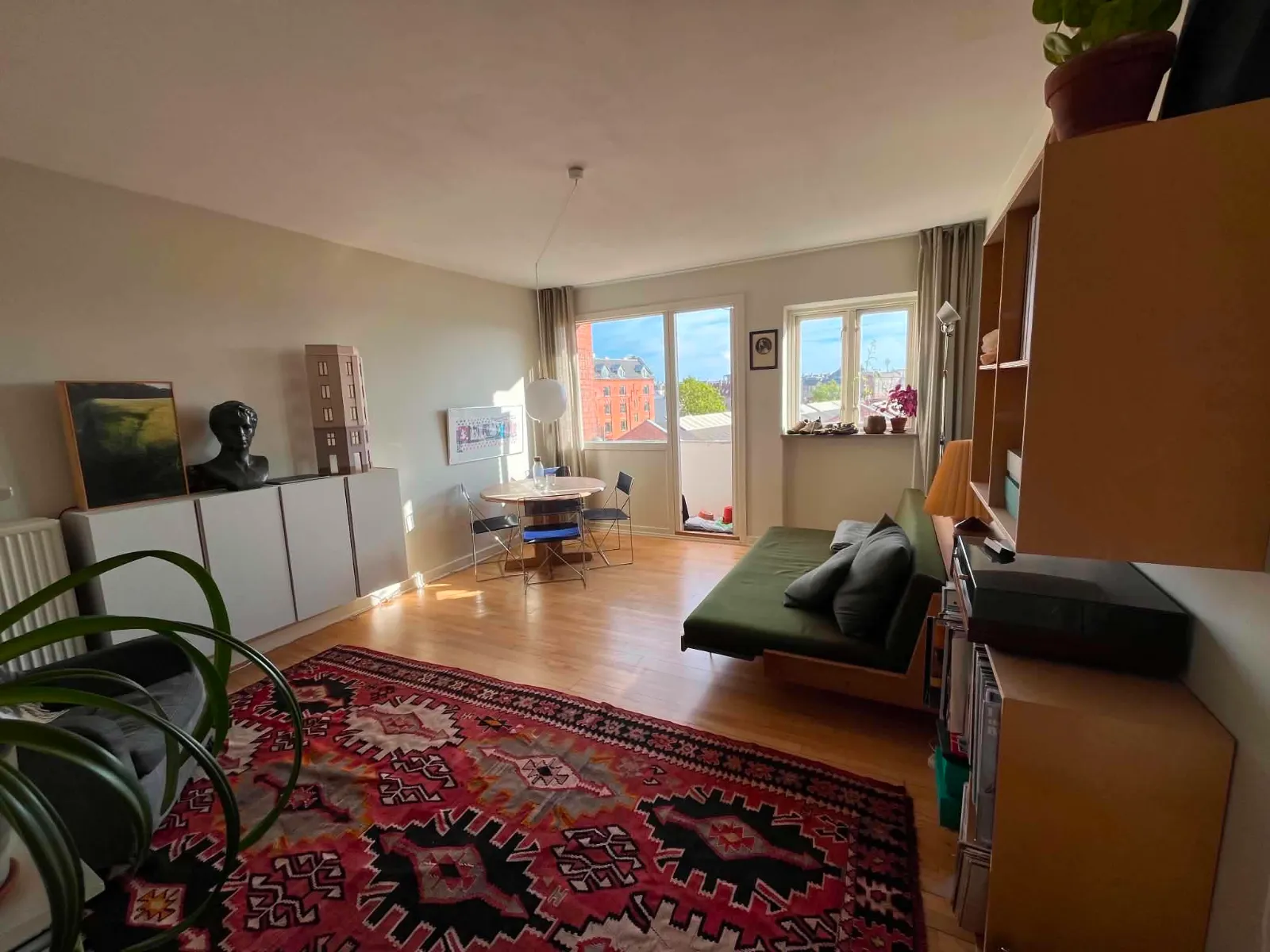 Lys 2V lejlighed på Nørrebro m. altan og uforstyrret udsyn