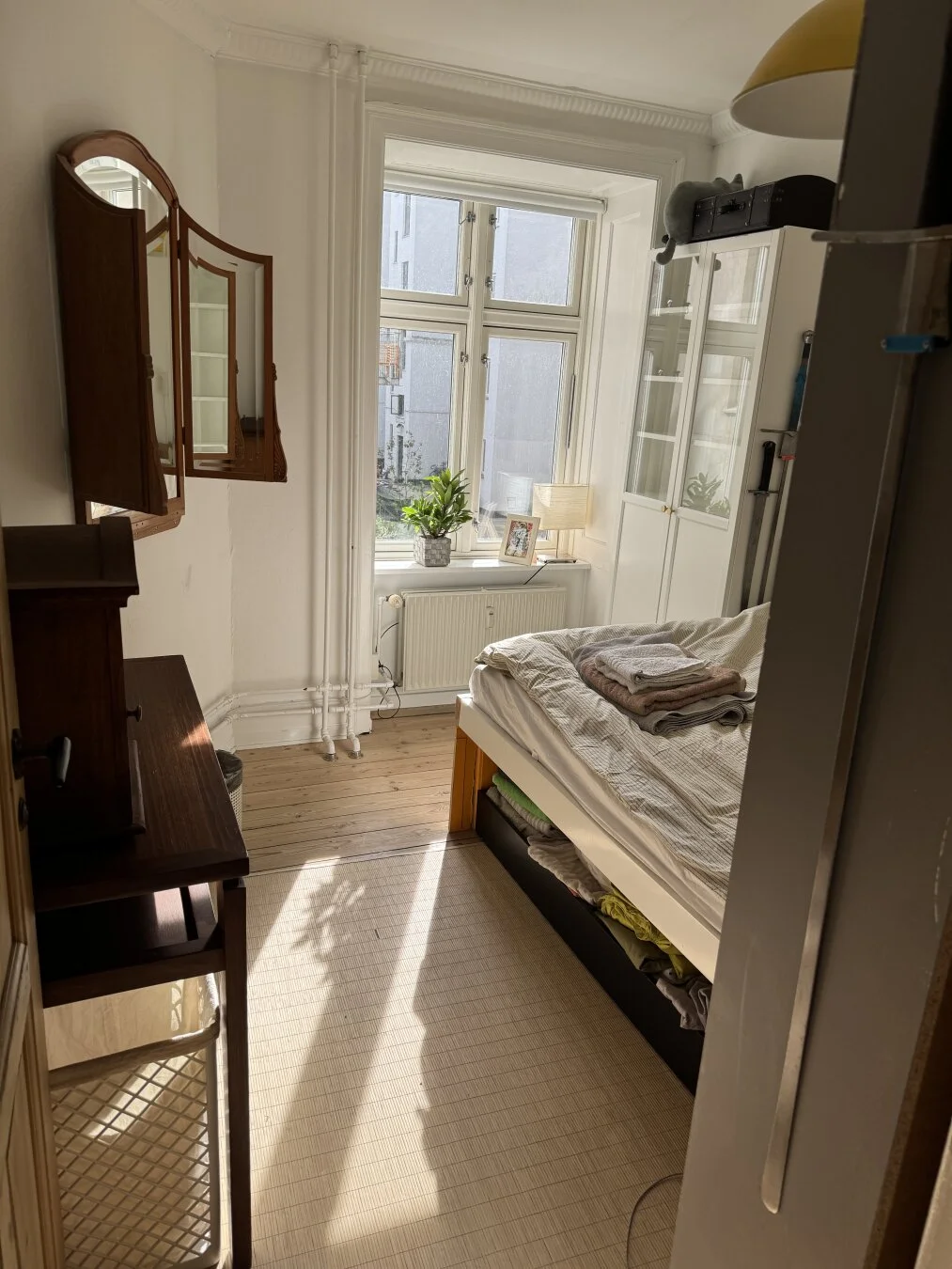 Ned i højden, stuk, tilladelse til dyr og downsize til en lys lejlighed på Indre Østerbro?