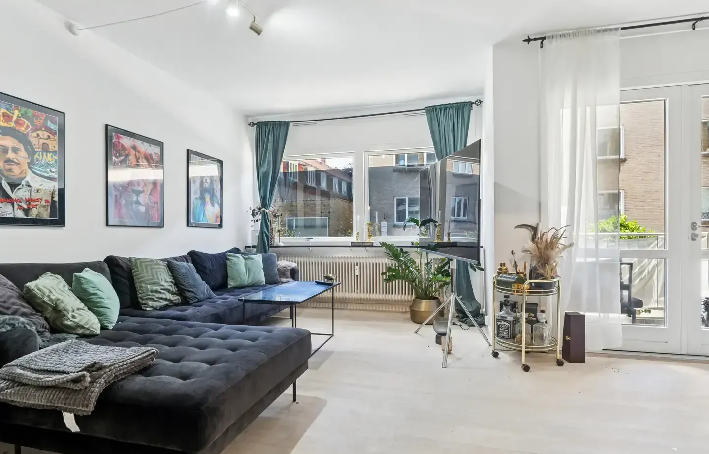 Central lejlighed med altan og parkeringsplads