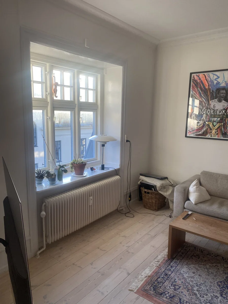 BYTTE BYTTE ANDEL?  Stor lys 3-værelses øverst 4. TV på Østerbro, ligger i en sidegade til Willemoesgade i Rosenvænget kvarteret.   83 kvm.  4.150 kr./md. Boligafgift  2.6 mio.  Både loft og kælderrum.  Mulighed for altan.