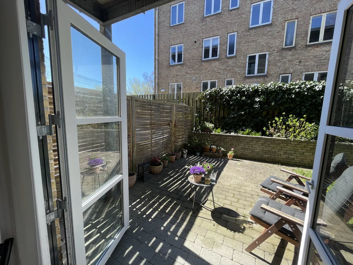3v med privat terrasse og p-plads