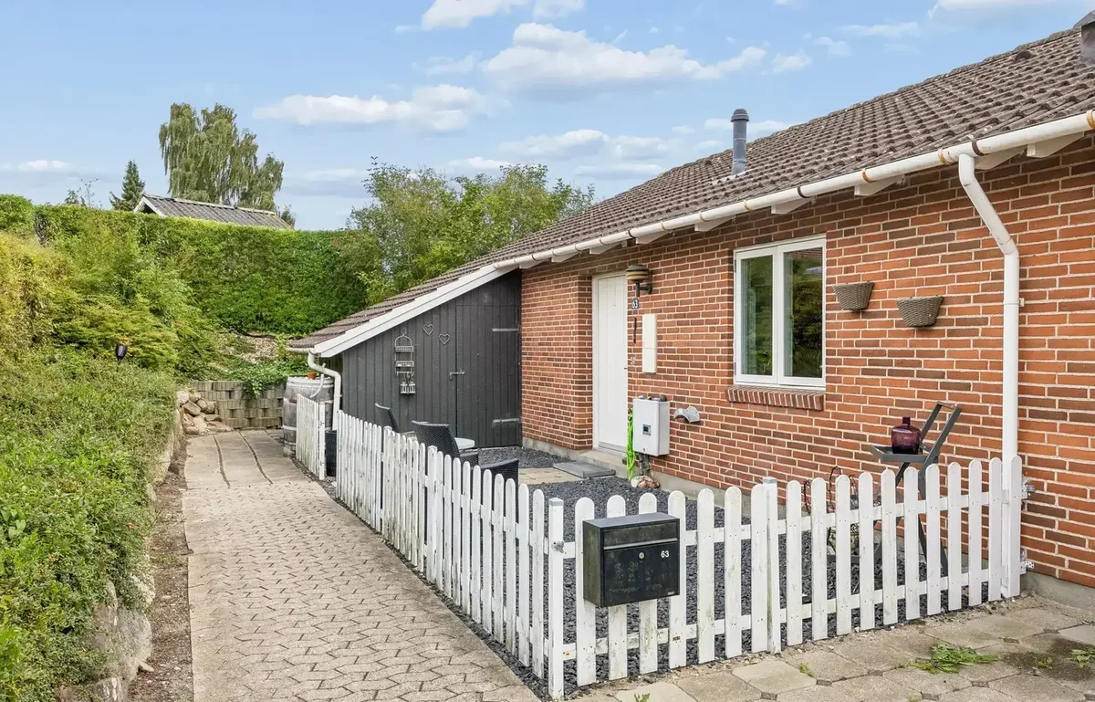 FINT OG OVERSKUELIGT ENDERÆKKEHUS I ÉT PLAN