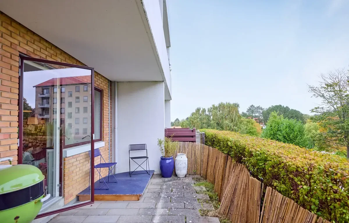 INDBYDENDE ANDELSBOLIG MED EGEN TERRASSE I ATTRAKTIVE HØJBJERG