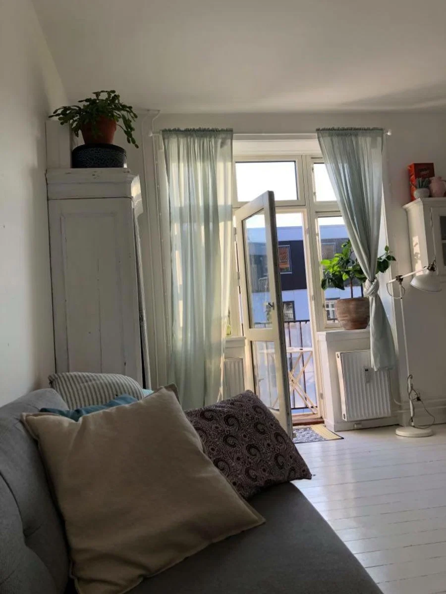 Fra 71 kvm lys lejlighed med altan til minimum tre værelser