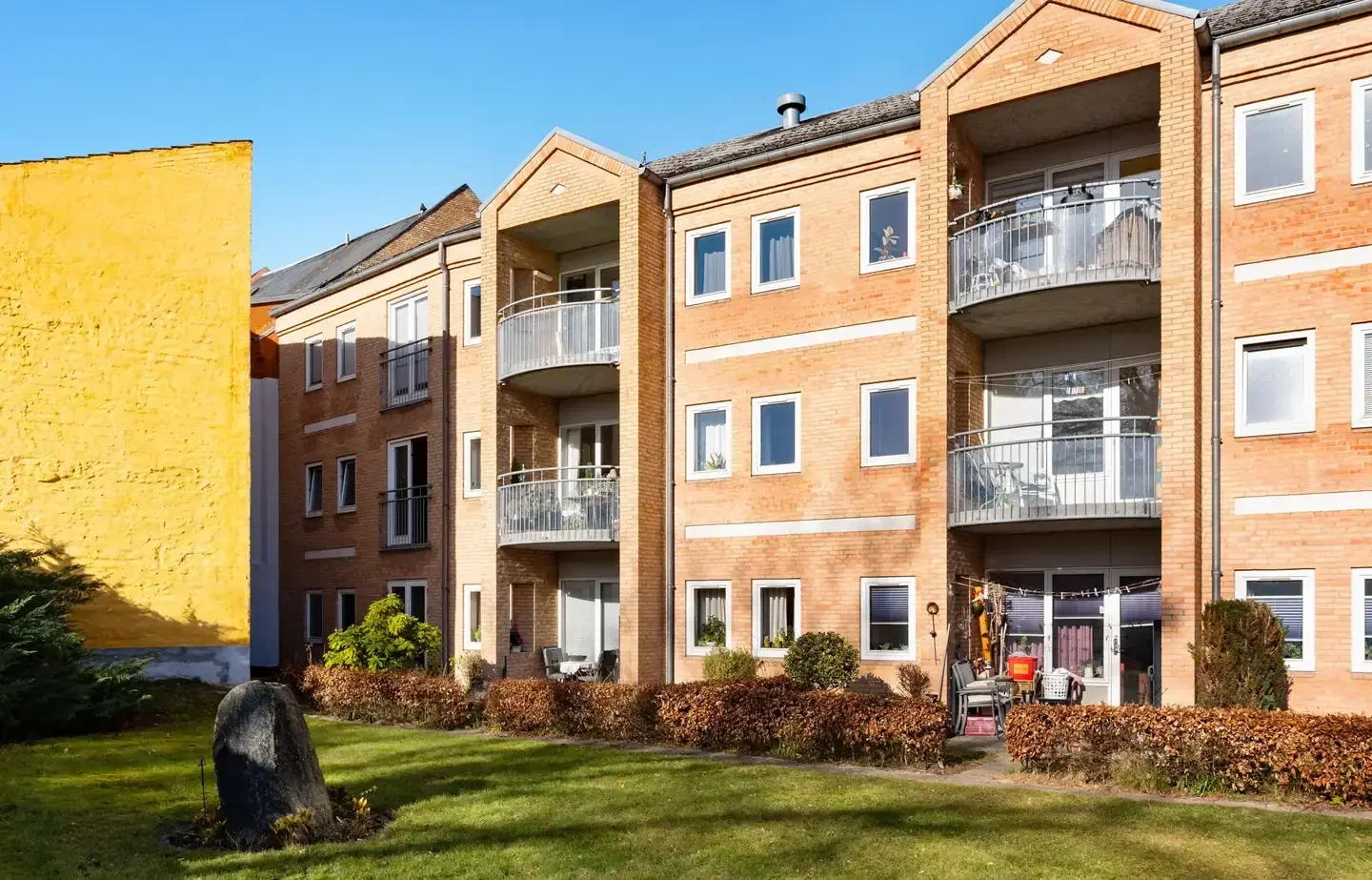 Et-værelses andelsbolig der trænger til lidt istandsættelse, beliggende midt i Sakskøbing