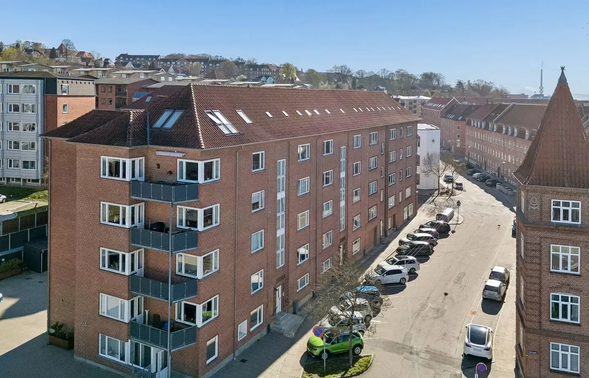 Central beliggenhed stuelejlighed med en billig boligafgift!