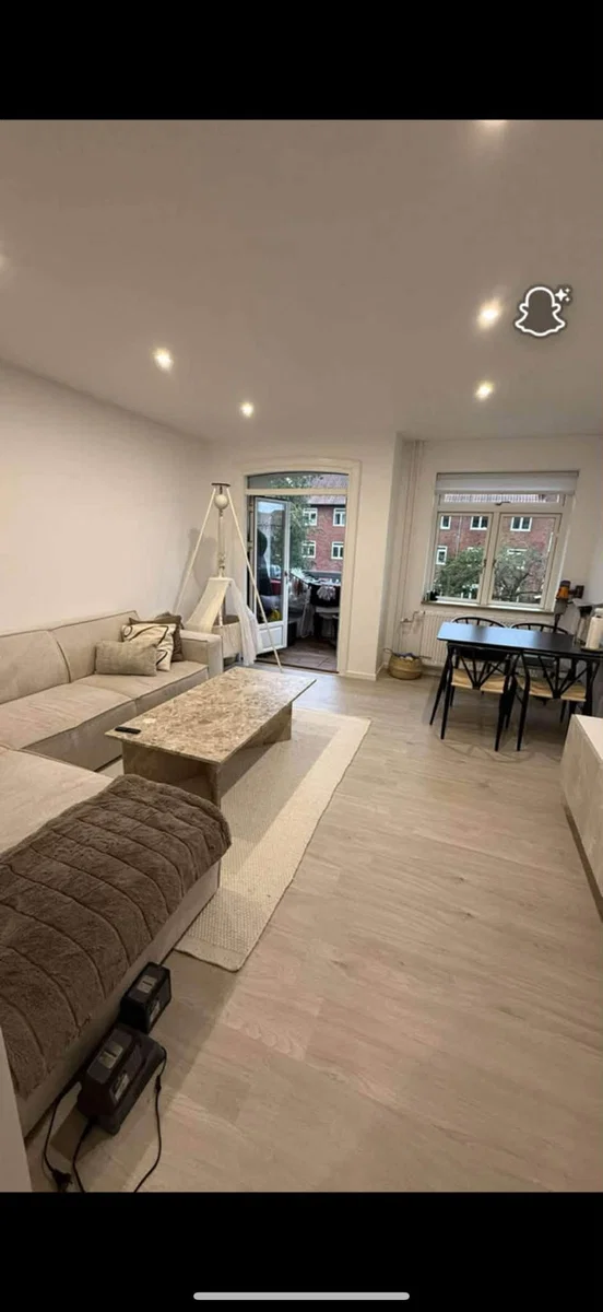 Totalrenoveret 2V andelsbolig med altan i Valby – 57 m²