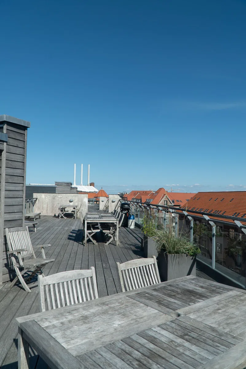 Lys 2-værelses høj stue lejlighed med fælles tagterrasse på Østerbro