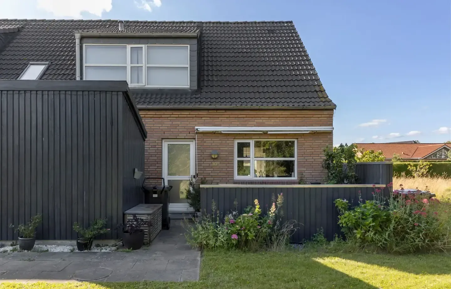 Velbeliggende andelsbolig i gedigne materialer!