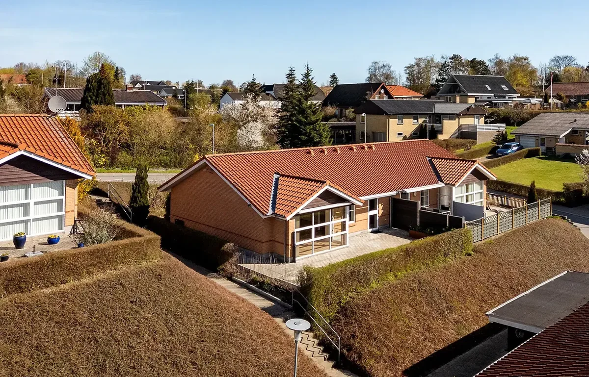 Lys og moderne andelsbolig centralt i Ryomgård!