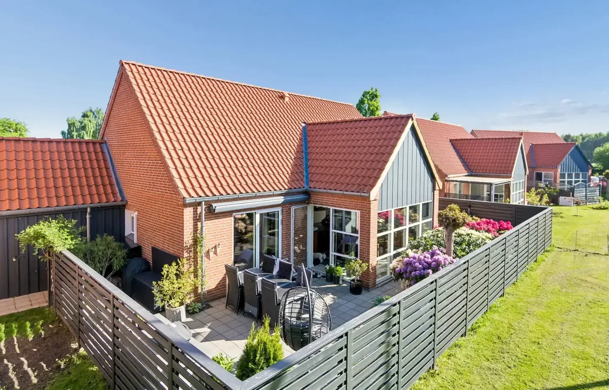 ANDELSBOLIG I ÉT PLAN MED SOLRIG TERRASSE