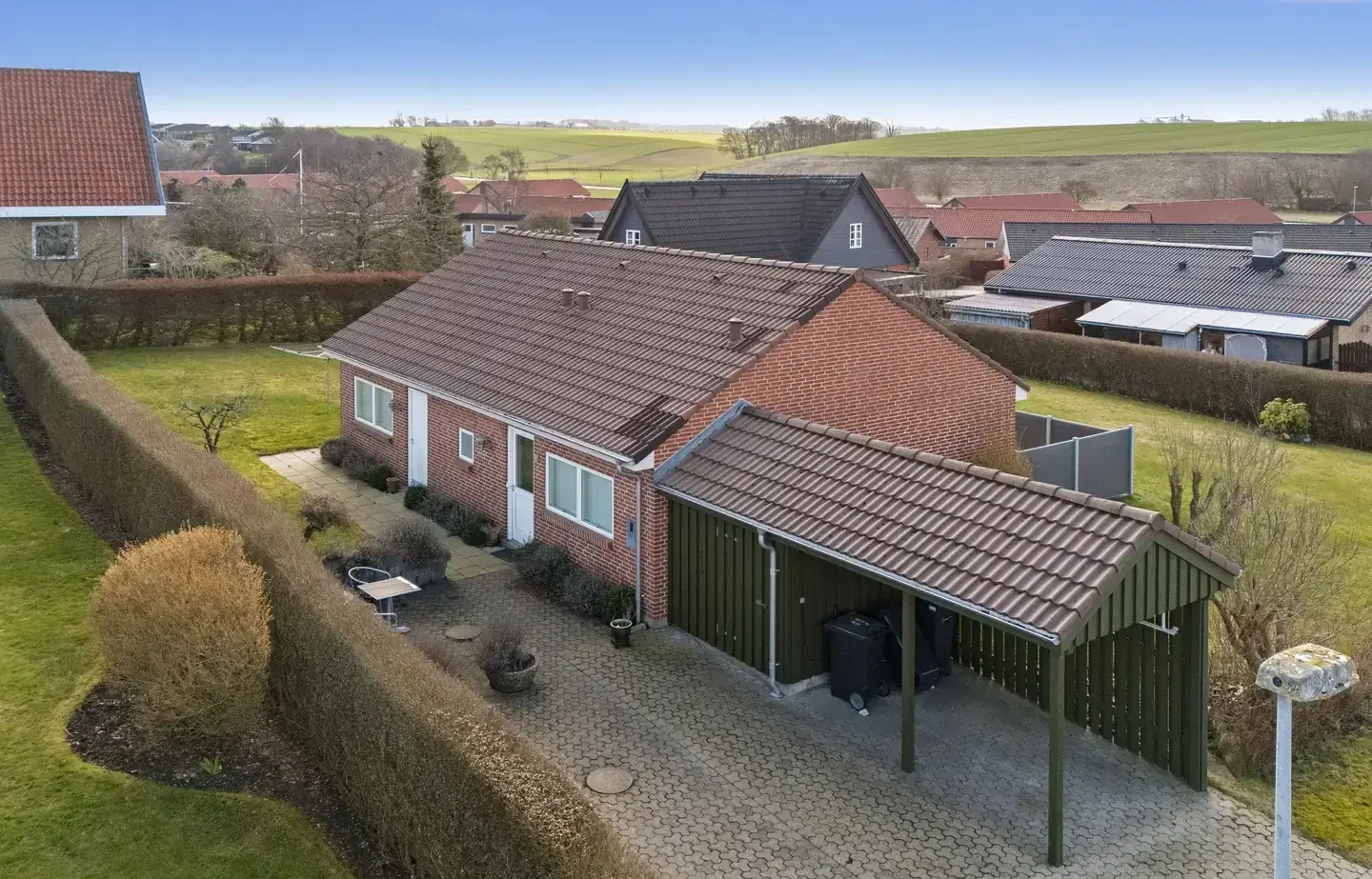 Velindrettet andelsbolig med sydvendt terrasse og overskuelig have i Klarup