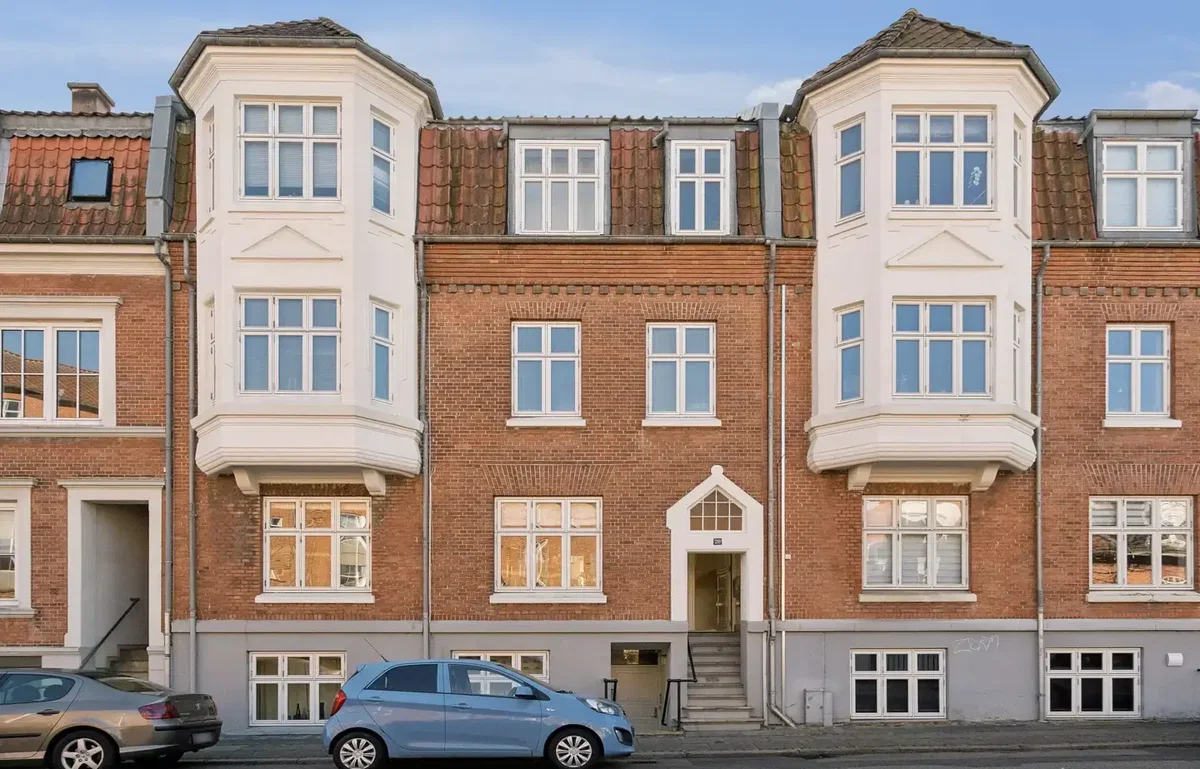 CHARMERENDE ANDELSBOLIG MED CENTRAL BELIGGENHED