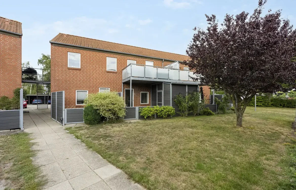Velholdt 1-værelses andelslejlighed med terrasse på Åkanden i Grenaa