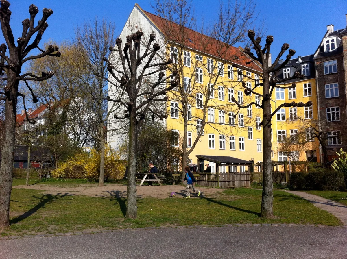 4V i sund andelsforening på rolig gade på indre Nørrebro