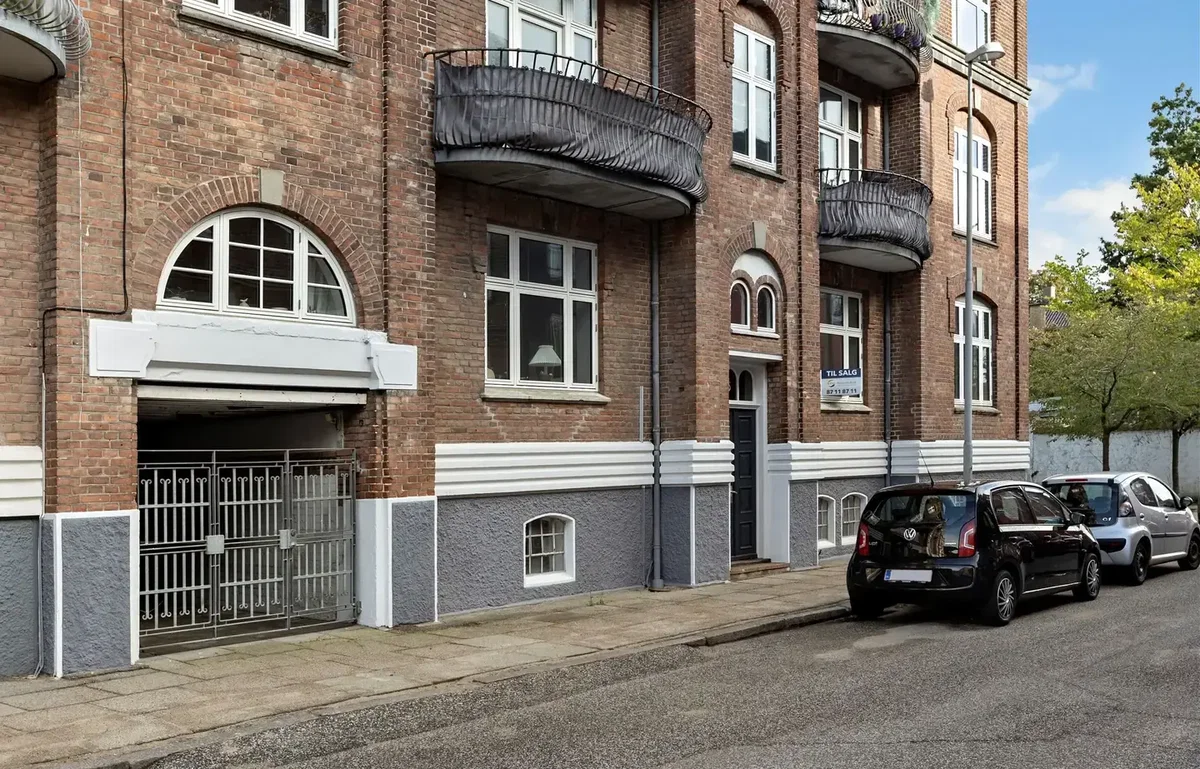 Lys andelslejlighed i Randers C med fransk altan og hyggeligt fælles udeområde