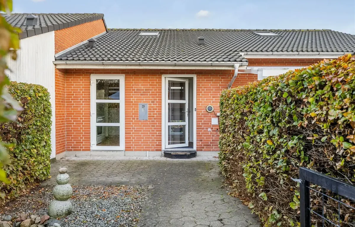 Lys og hyggelig andelsbolig i forskudt plan, med dejlig have og gårdterrasse