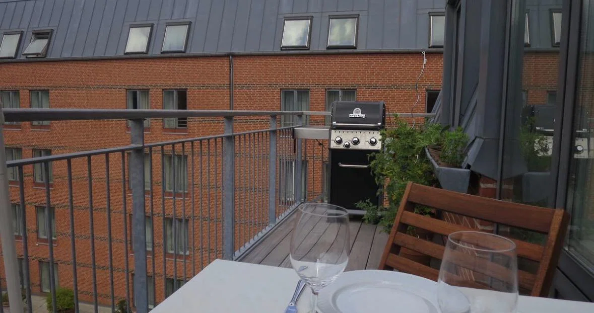 Rolig, lys andel øverst med elevator og altan