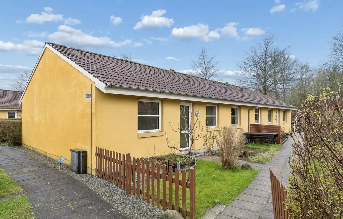 RUMMELIG ANDELSBOLIG MED GODE UDEAREALER