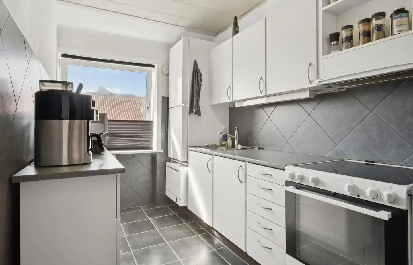 Pæn Andelsbolig på 3 sal, 58 m2 med altan, flot badeværelse og pænt køkken.