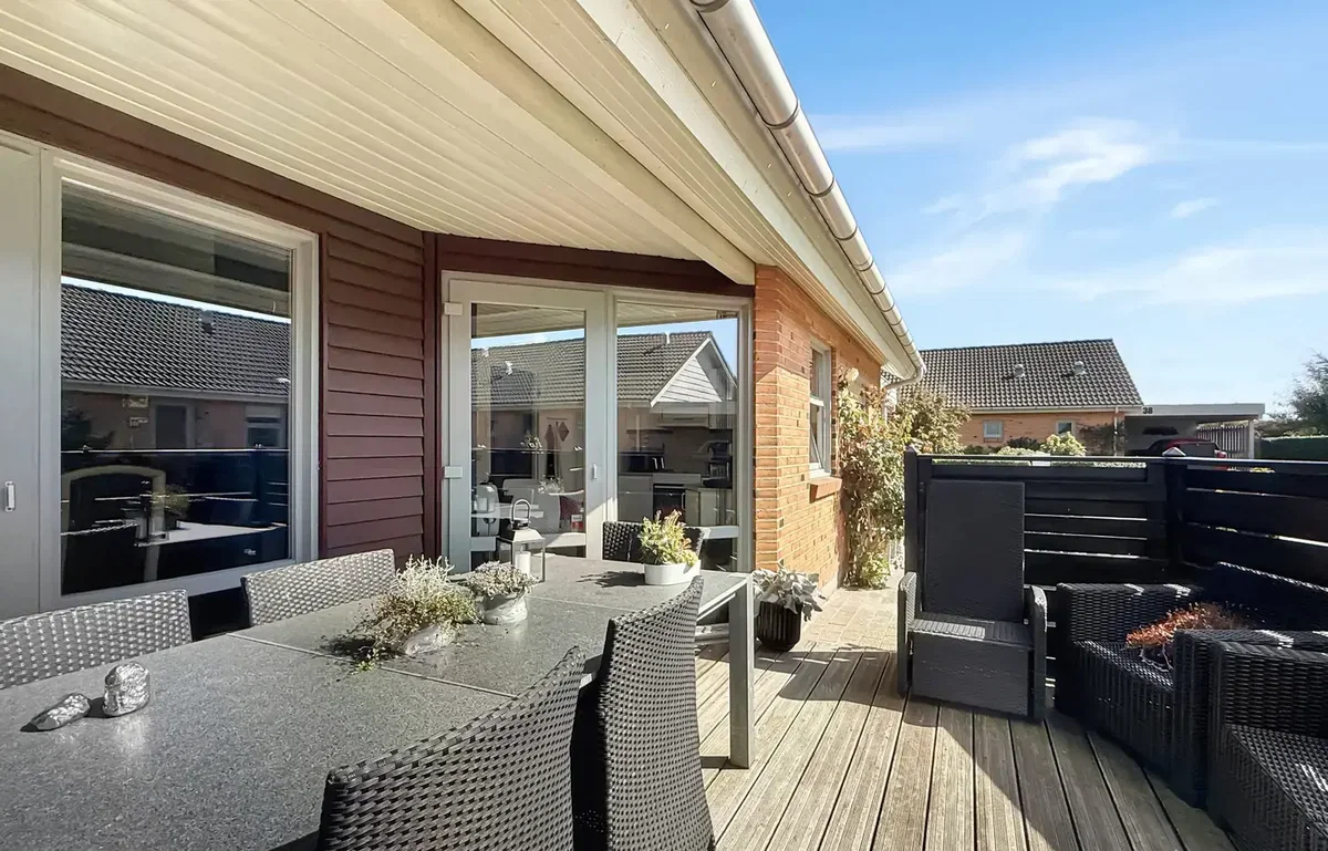 Velholdt andelsbolig med skøn terrasse i roligt kvarter i Pandrup