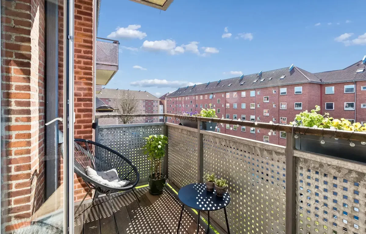 Lys lejlighed med god altan og lav boligydelse i Øgaden