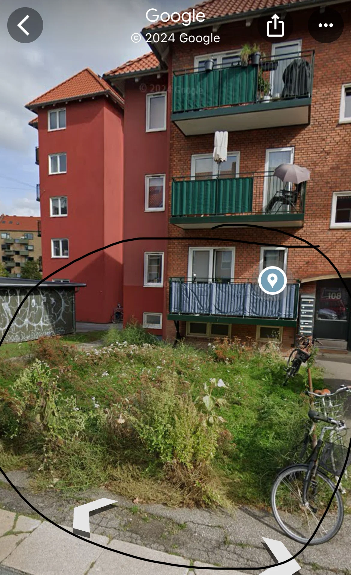 Rummelig 3v’er med have og altan