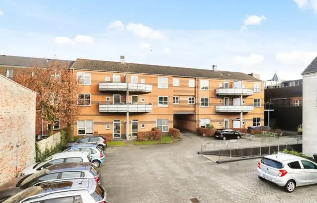 Flot Andelsbolig på 2 sal på 71 m2 i Indre by, med altan og parkering i gården.