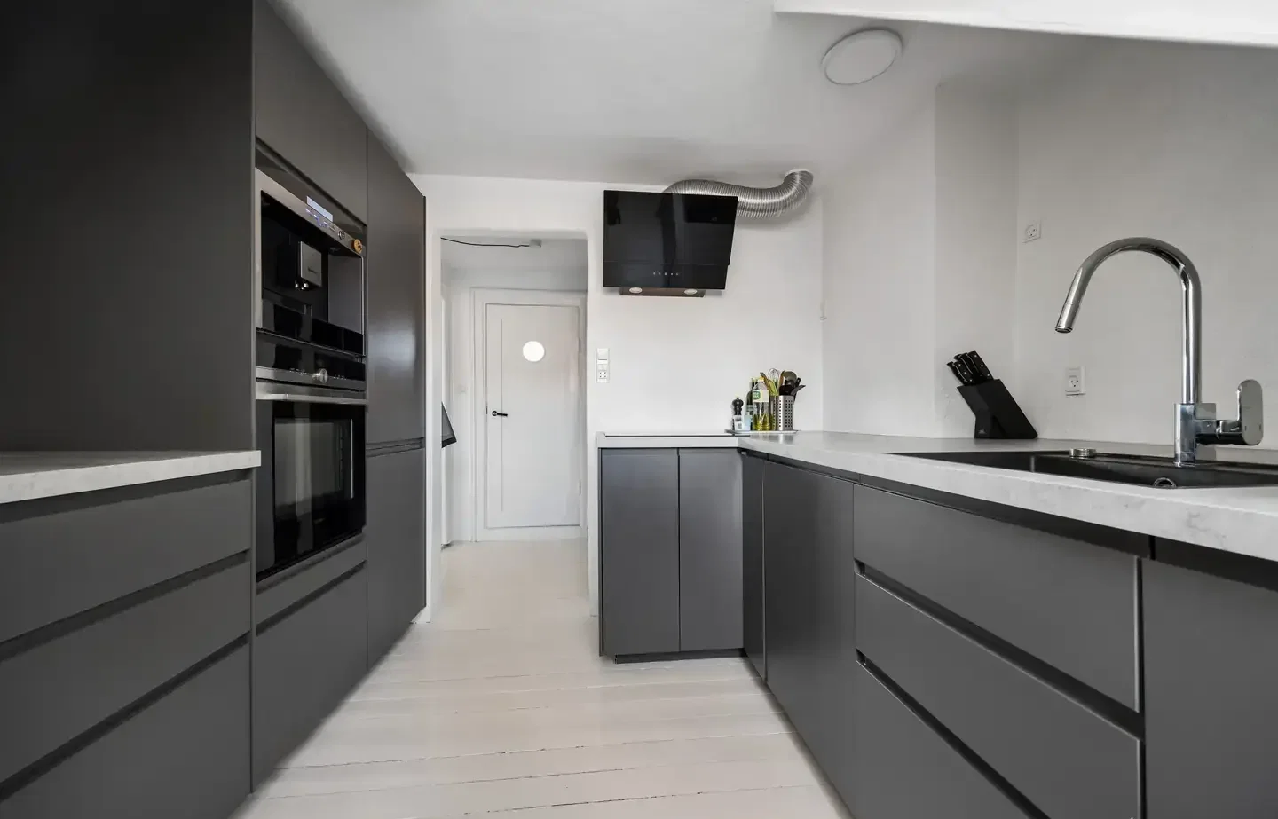 2 altaner med udsigt og flot nyere køkken