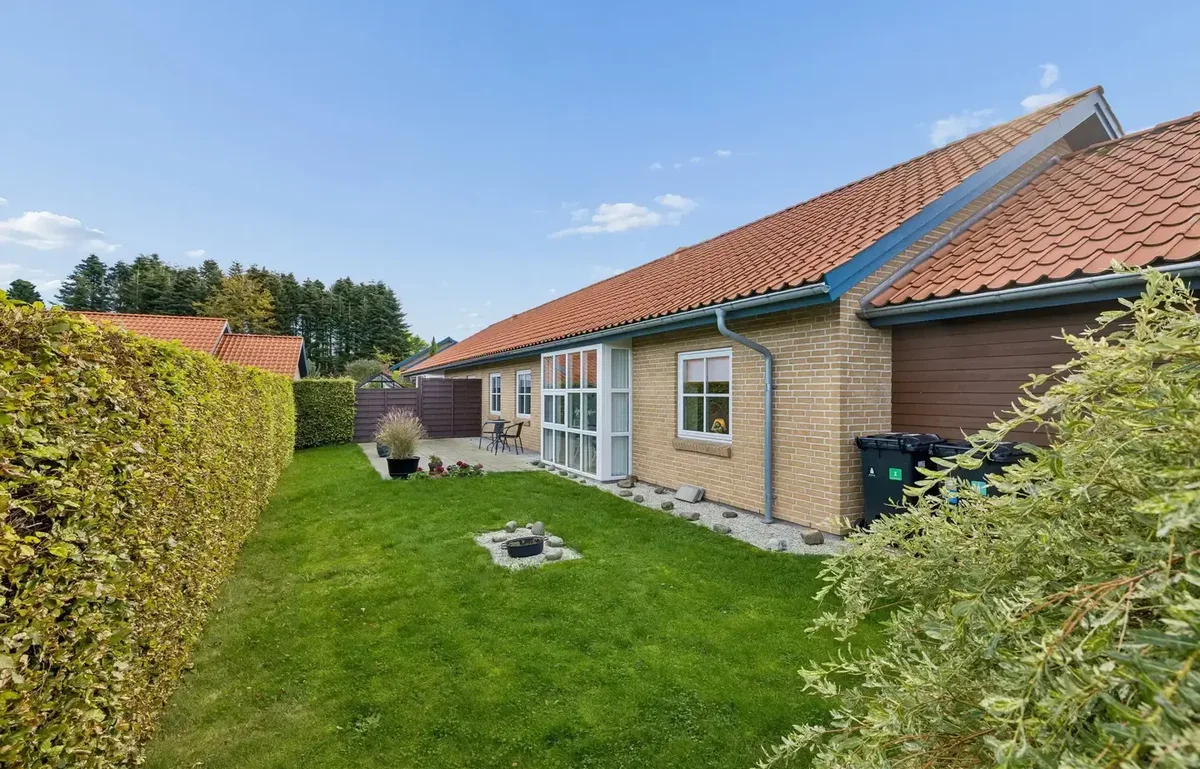 Rummelig andelsbolig med tre værelser, carport og skønne terrasser
