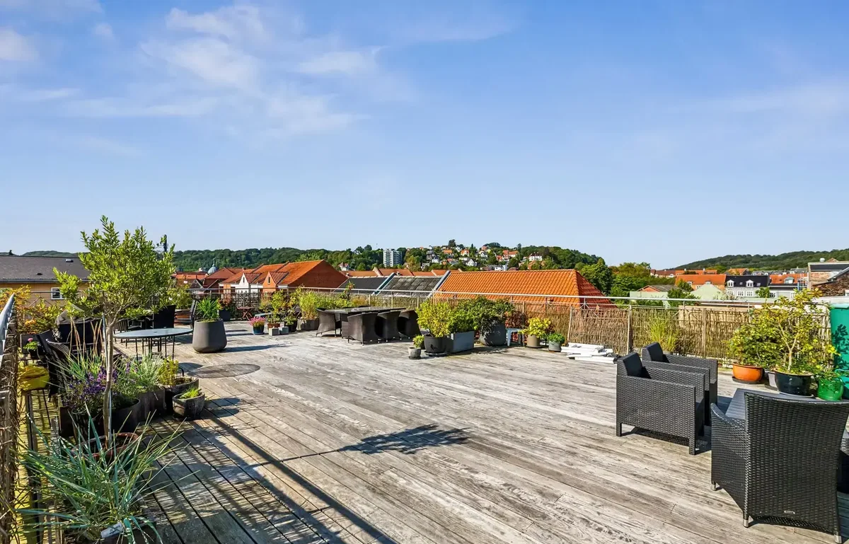 ANDELSLEJLIGHED MED ADGANG TIL LÆKKER TAGTERRASSE