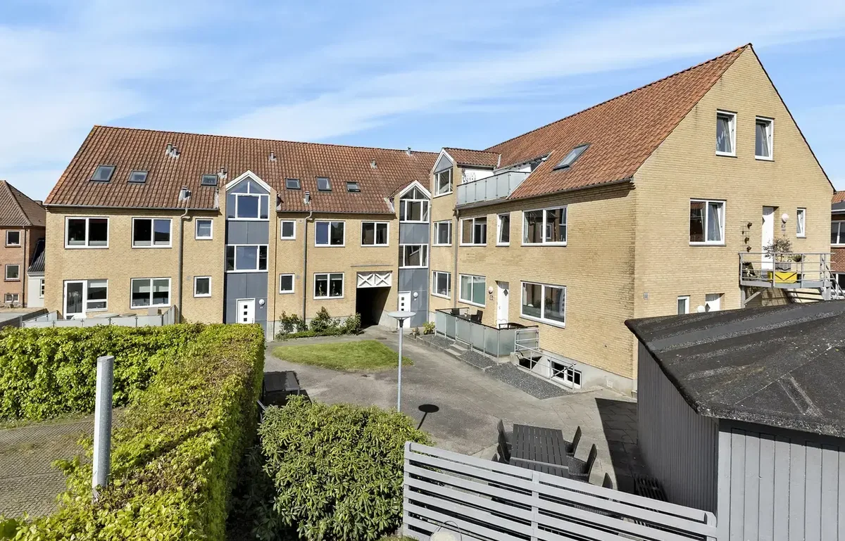 Pæn andelslejlighed i fredeligt miljø i midtbyen.