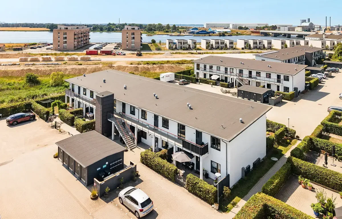 Indflytningsklar 3 værelses andelslejlighed med altan ved havnefronten