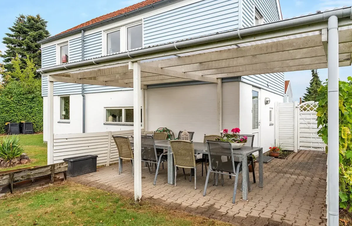 Andelsbolig i 2-plan, privat have, terrasse, carport