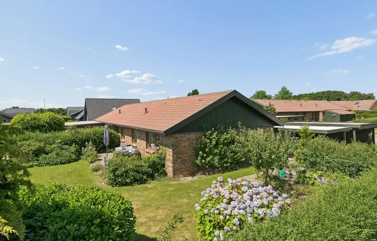 Skøn andelsbolig i naturskønne Egebjerg - med egen carport og have!