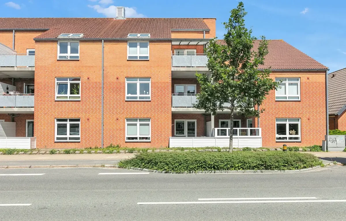 Særdeles FLOT Andelsbolig på 1 sal . 95 m2 med stor altan i veldrevet Andelsforening.