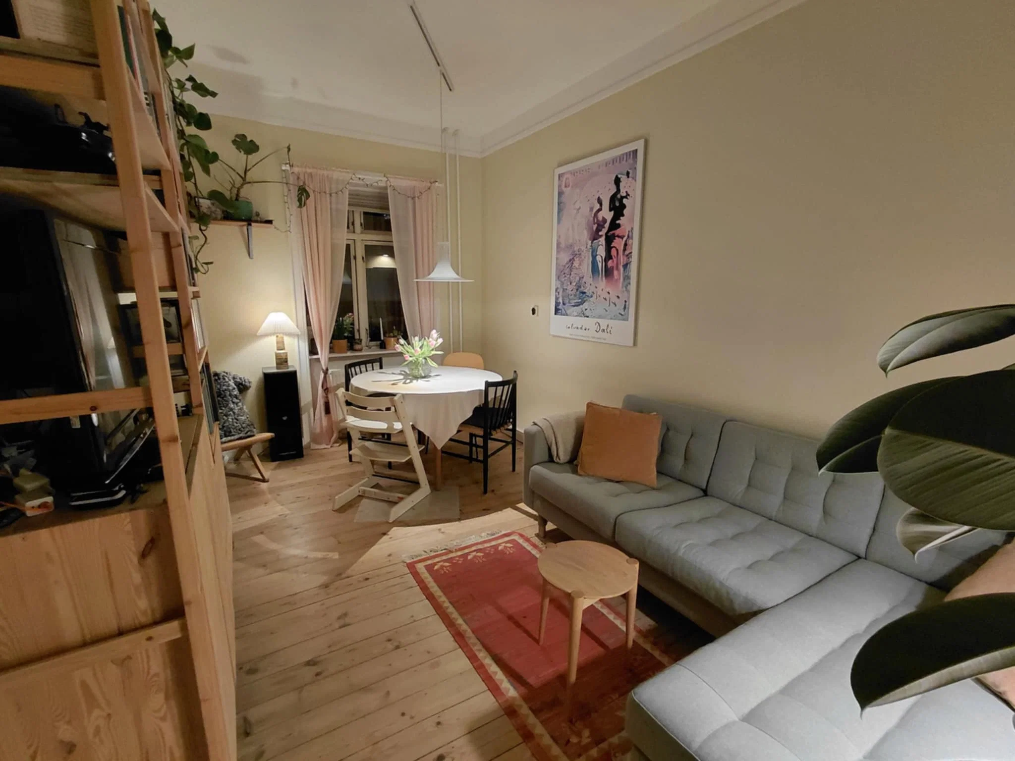 Høj stue lejlighed på rolig gade tæt på Skjolds plads