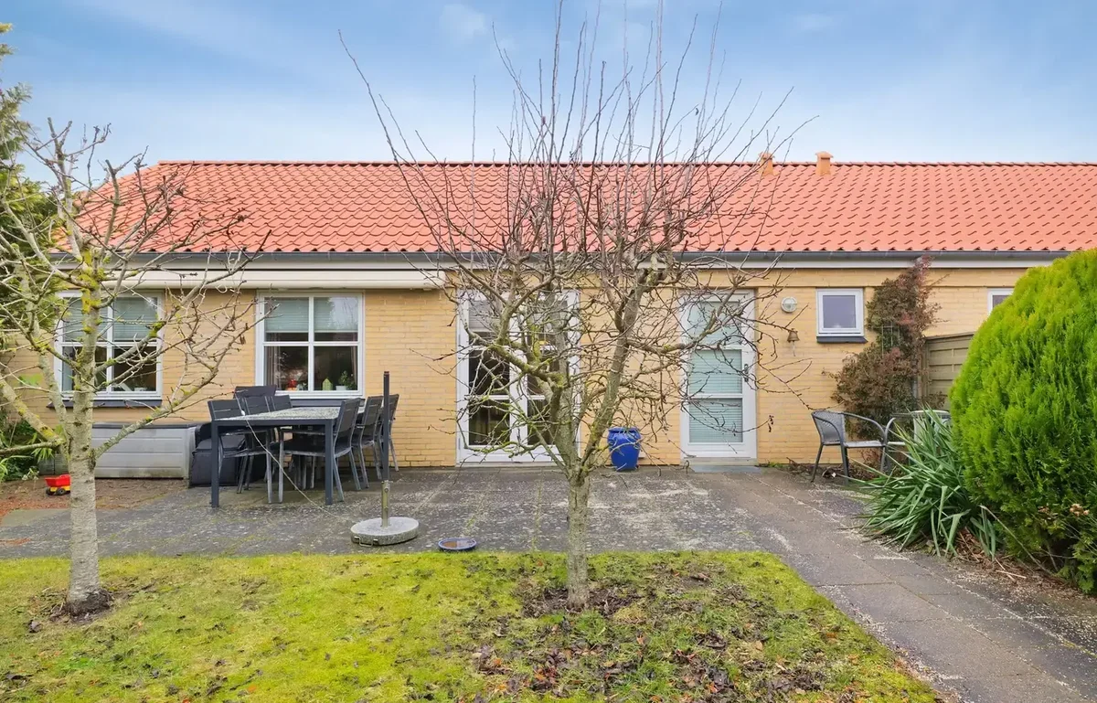 FLOT OG ATTRAKTIVT ANDELSBOLIG, BELLIGGENDE I ROLIGT OG LUKKET VÆNGE, I KERTEMINDE