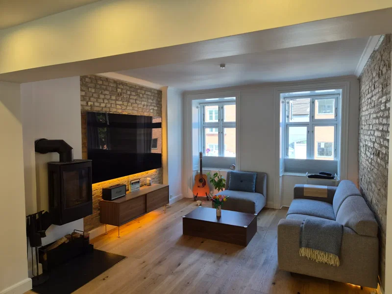 112 M2 - 4 Værelser - Stuelejlighed i Svømmehalskvarteret. Stort køkken alrum med brændeoven og gulvvarme