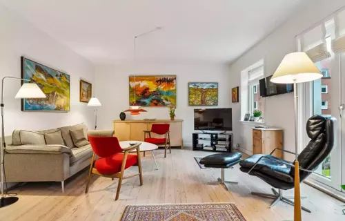 Rummelig og velholdt lejlighed med sydvendt altan