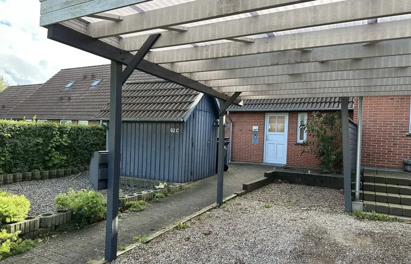 Flot andelsbolig i Rørby med have og carport