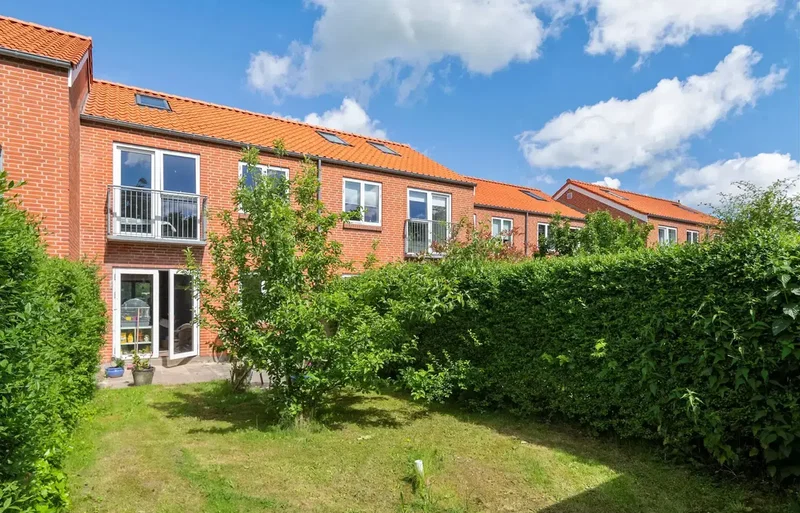 Velbeliggende rækkehus med sydvendt terrasse/have i sund andelsboligforening