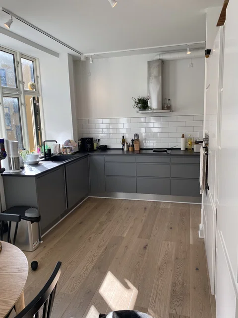 Lys og totalrenoveret 2-værelses lejlighed i København K