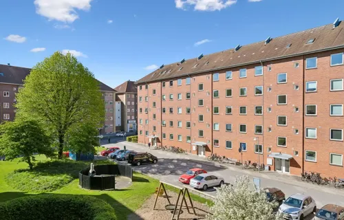 DEJLIG ANDELSLEJLIGHED MED SOLRIG ALTAN I ØGADEN