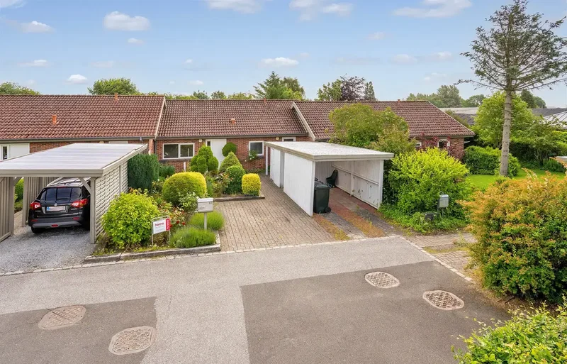 Velholdt andelsbolig med carport og redskabsrum